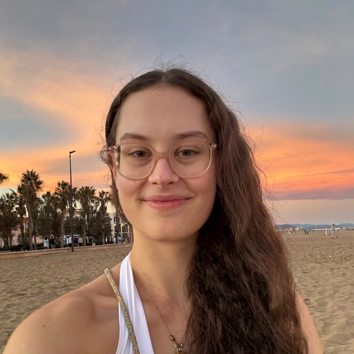 Juliana am Strand in Valencia bei Sonnenuntergang